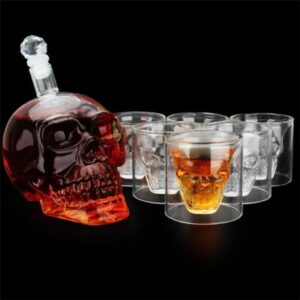 Schädel-Glasflasche mit mehreren Schädel-Shotgläsern