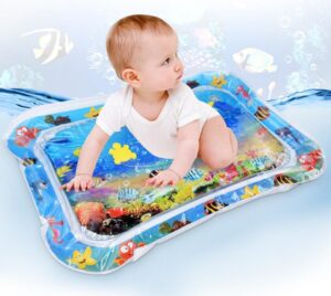 Baby spielt auf Wasser-Spielmatte mit Meeresmotiven.
